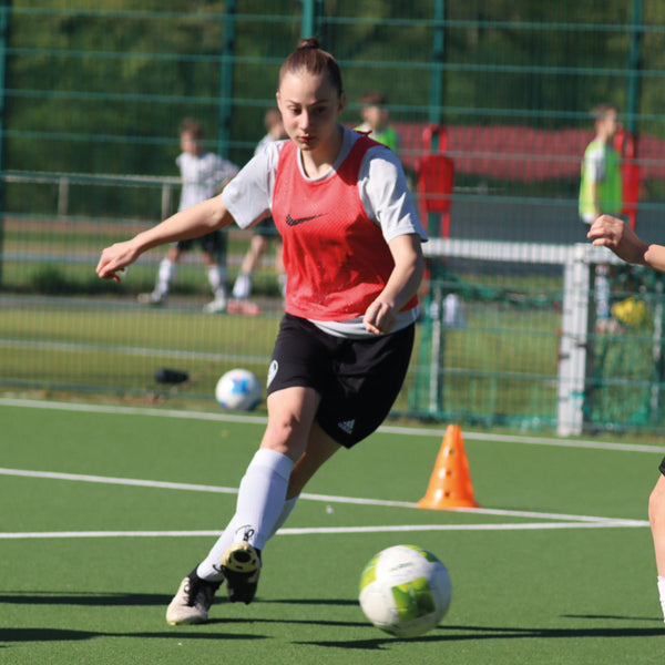 Kinder im Zweikampf beim 1-gegen-1 Training der FTB Fu&szlig;ballschule